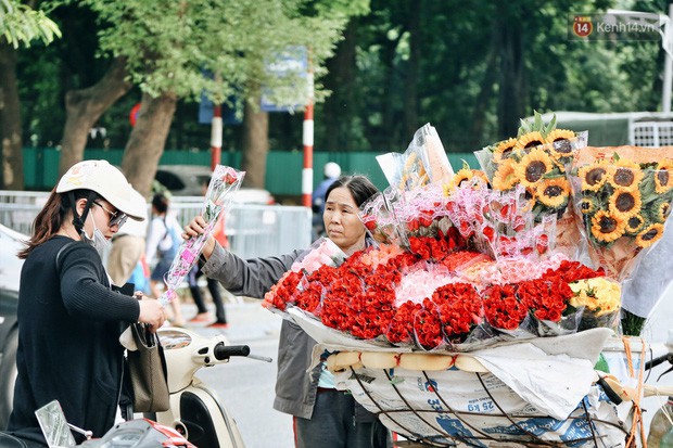 Ảnh: Có một ngày 20/10 thật khác với những “bóng hồng” mưu sinh trên đường phố - Ảnh 11.