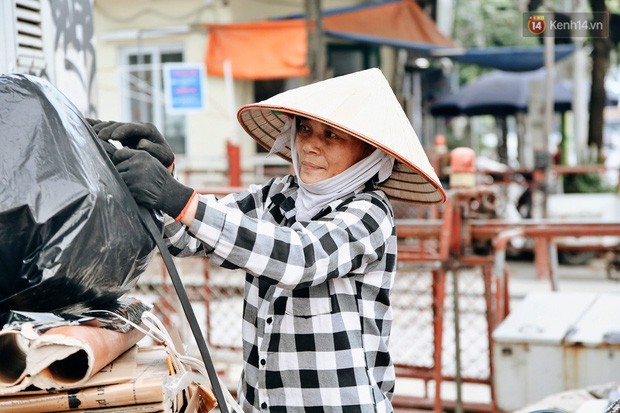 Ảnh: Có một ngày 20/10 thật khác với những “bóng hồng” mưu sinh trên đường phố - Ảnh 3.