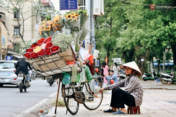 Ảnh: Có một ngày 20/10 thật khác với những “bóng hồng” mưu sinh trên đường phố - Ảnh 5.