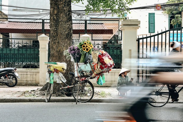 Ảnh: Có một ngày 20/10 thật khác với những “bóng hồng” mưu sinh trên đường phố - Ảnh 6.