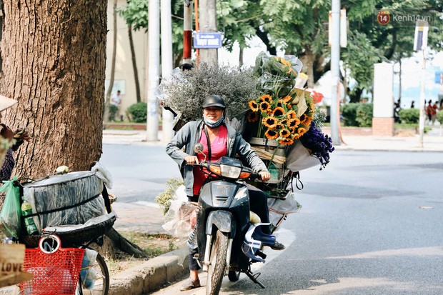 Ảnh: Có một ngày 20/10 thật khác với những “bóng hồng” mưu sinh trên đường phố - Ảnh 7.