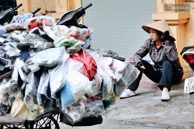 Ảnh: Có một ngày 20/10 thật khác với những “bóng hồng” mưu sinh trên đường phố - Ảnh 10.