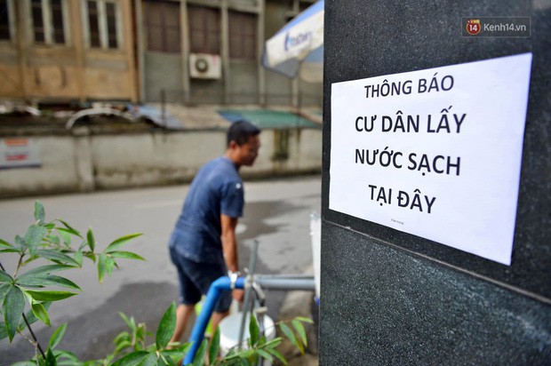 Ảnh: Dầu lắng cặn, bốc mùi nồng nặc khi thau bể nước tại khu đô thị Hà Nội sau sự cố ô nhiễm nước sông Đà - Ảnh 15.