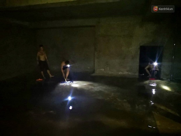 Ảnh: Dầu lắng cặn, bốc mùi nồng nặc khi thau bể nước tại khu đô thị Hà Nội sau sự cố ô nhiễm nước sông Đà - Ảnh 6.