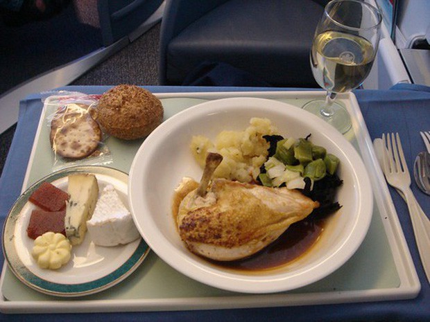 Suất ăn hạng nhất của 15 hãng hàng không này sẽ làm thay đổi quan niệm của bạn về chuyện ăn uống trên máy bay - Ảnh 2.