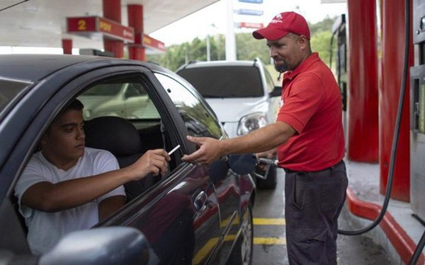 Tiền mất giá, người dân Venezuela dùng kẹo, thuốc lá...để mua xăng  - Ảnh 1.