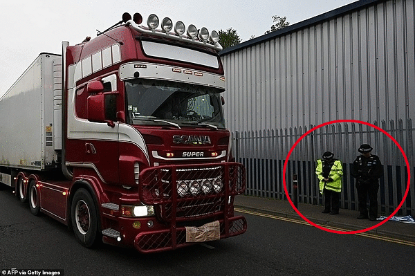 Hành động của lực lượng cảnh sát Anh khi xe chở 39 thi thể trong container rời đi để phục vụ công tác điều tra vừa xót xa, vừa ấm lòng - Ảnh 2.