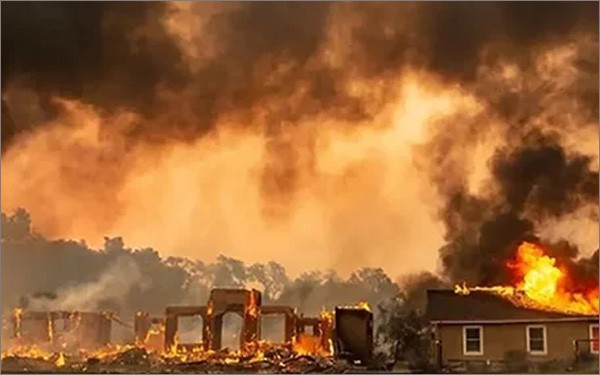 Ít nhất 50.000 người được lệnh sơ tán do cháy rừng ở California, Mỹ - Ảnh 1.