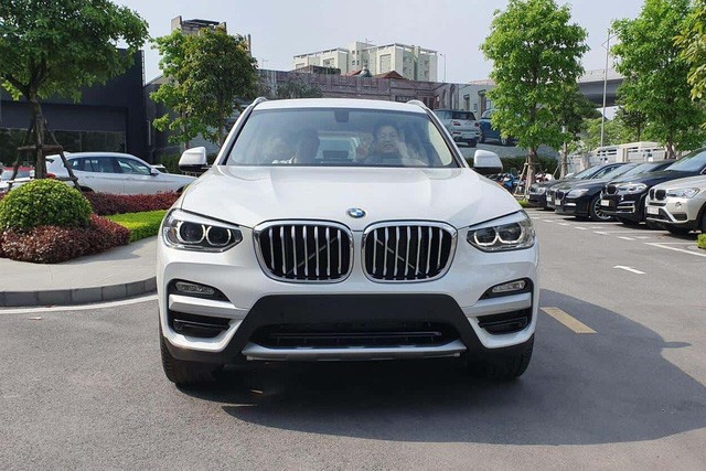 THACO lần đầu giảm giá BMW X3 và X5 cả trăm triệu đồng, ‘xuống nước’ trước Mercedes-Benz GLC và GLE - Ảnh 1.