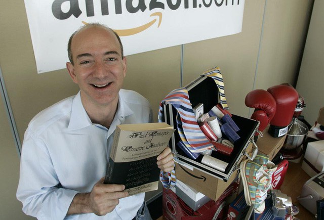 Nhìn lại những nấc thang 55 cuộc đời của tỷ phú Jeff Bezos: Từ gã bán sách bị Phố Wall mỉa mai đến vị trị số 1 chưa có người thay thế - Ảnh 6.