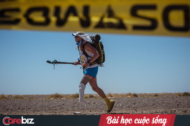 Tàn nhưng không phế: Cụt một chân sau tai nạn, nữ vận động viên 46 tuổi này vẫn chinh phục đường đua marathon xuyên sa mạc Sahara dài nhất thế giới - Ảnh 1.