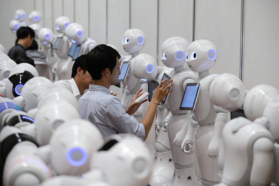 Người lao động các quốc gia không chỉ cạnh tranh với nhau, họ còn phải cạnh tranh với robot - Ảnh 1.