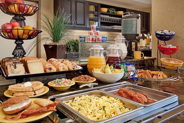 Tại sao các khách sạn thường phục vụ bữa sáng buffet miễn phí cho khách? Như vậy là họ lỗ hay lời? - Ảnh 1.