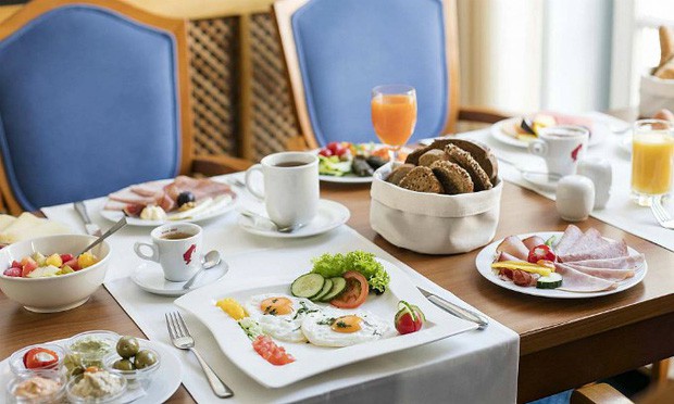 Tại sao các khách sạn thường phục vụ bữa sáng buffet miễn phí cho khách? Như vậy là họ lỗ hay lời? - Ảnh 4.