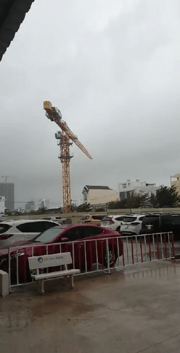  Cần trục xây dựng chung cư 32 tầng quay tít, người dân Quy Nhơn sợ hãi trước bão Nakri, Giám đốc Sở nói doanh nghiệp không đồng ý hạ cẩu - Ảnh 3.