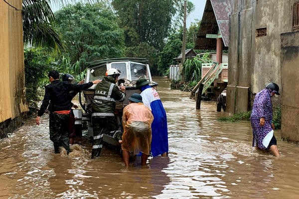 Trăm hộ dân ngập nước, dọa vỡ hồ chứa 700 nghìn m3 ở Đắk Lắk - Ảnh 2.
