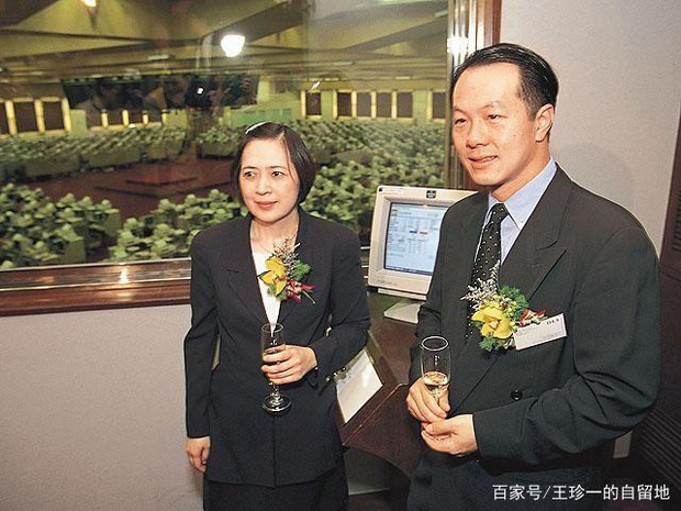 Những bà cả thảm nhất giới siêu giàu Cbiz: Vì chồng nhưng bị “cắm sừng”, ốm đau già yếu đến chết, con cái phát điên - Ảnh 20. Những bà cả thảm nhất giới siêu giàu Cbiz: Vì chồng nhưng bị “cắm sừng”, ốm đau già yếu đến chết, con cái phát điên - Ảnh 20.
