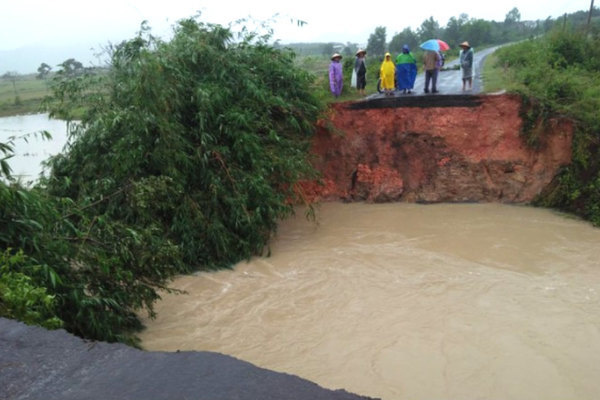 Trăm hộ dân ngập nước, dọa vỡ hồ chứa 700 nghìn m3 ở Đắk Lắk - Ảnh 4.