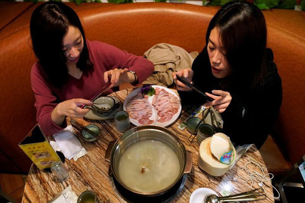 Có thể bạn chưa biết: Ngồi ăn với người xa lạ hay văn hóa ghép bàn là chuyện rất đỗi bình thường ở Hồng Kông - Ảnh 7.