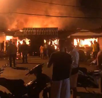 Cháy lớn làm nhiều kiốt tại chợ Phước Long bị thiêu rụi - Ảnh 2.