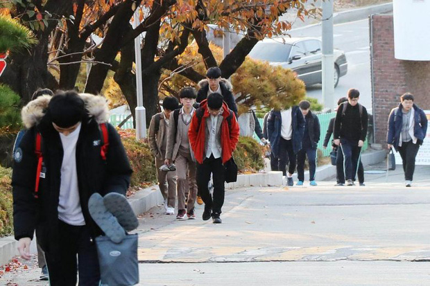 Số phận của những người thừa học vấn ở Hàn Quốc: Sau đại học còn vượt qua hàng chục kỳ thi, 30 tuổi mới đi xin việc và thất bại cay đắng - Ảnh 3.