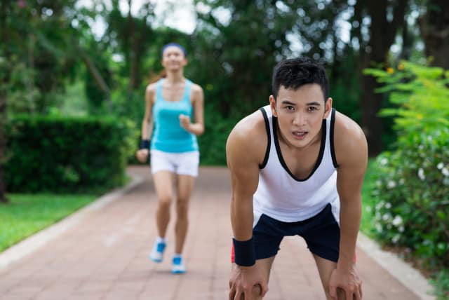  Chạy bộ nhiều giúp sống lâu, nhưng có 2 trường hợp chạy bộ càng nhiều là đang tự giết mình  - Ảnh 3.