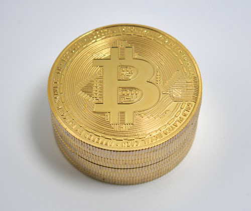 Thị trường tiền ảo ‘rực cháy’, Bitcoin lại lao dốc - Ảnh 1.