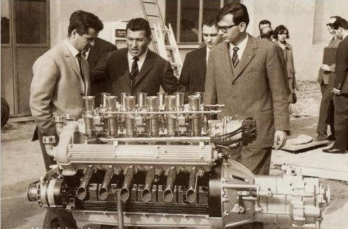 Bị nhà sáng lập Ferrari ‘cà khịa’ rằng cả đời chỉ lái được máy kéo, người đàn ông tạo ra siêu xe đầu tiên trên thế giới, mở công ty là đối thủ khiến Ferrari phải dè chừng - Ảnh 2.