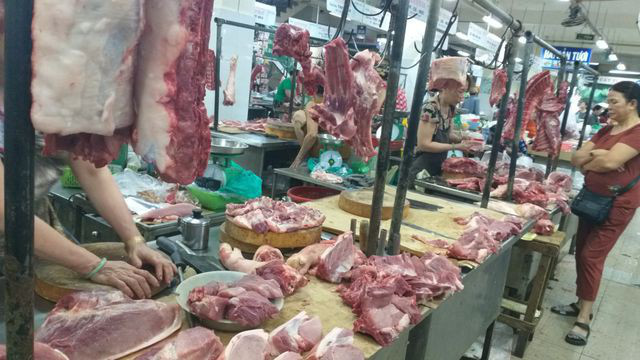 Thiếu hụt 200.000 tấn thịt lợn, doanh nghiệp đồng tình giữ giá bán - Ảnh 1.
