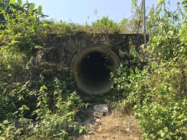 Cận cảnh bùn thải nghi nhiễm dầu tại cửa súc xả bể chứa sông Đà - Ảnh 2.