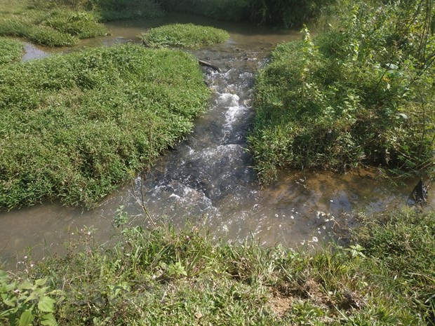  Cận cảnh bùn thải nghi nhiễm dầu tại cửa súc xả bể chứa sông Đà - Ảnh 12.