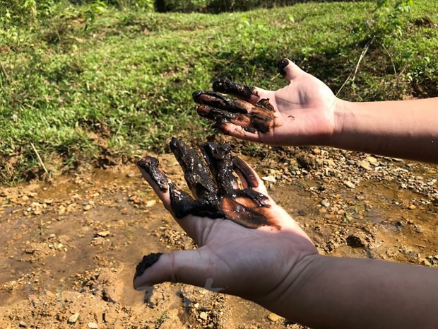  Cận cảnh bùn thải nghi nhiễm dầu tại cửa súc xả bể chứa sông Đà - Ảnh 3.