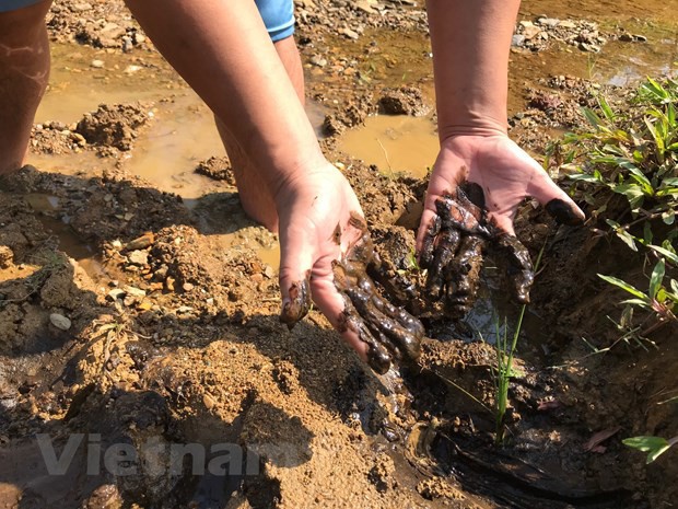  Cận cảnh bùn thải nghi nhiễm dầu tại cửa súc xả bể chứa sông Đà - Ảnh 4.