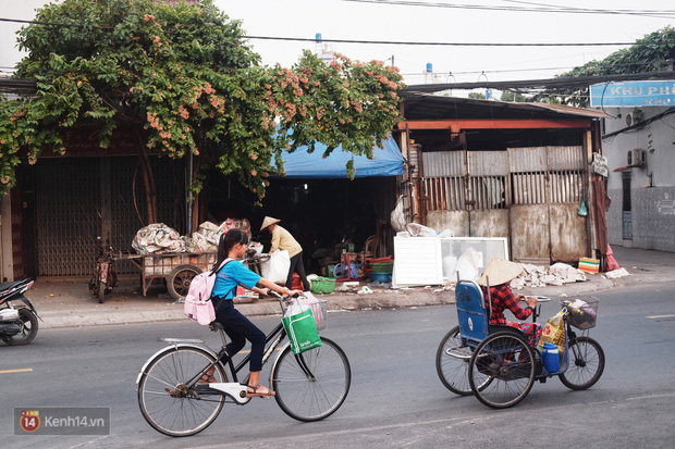 Cô bé 12 tuổi sáng đi học, tối đẩy xe lăn cùng mẹ bán vé số ở Sài Gòn: Con ước được nghỉ bán 1 ngày để ngồi ăn cơm với ba mẹ - Ảnh 4.