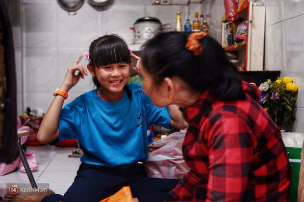 Cô bé 12 tuổi sáng đi học, tối đẩy xe lăn cùng mẹ bán vé số ở Sài Gòn: Con ước được nghỉ bán 1 ngày để ngồi ăn cơm với ba mẹ - Ảnh 8.