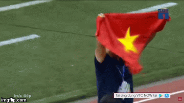 Xúc động hình ảnh HLV Park Hang-seo đặt tay lên trái tim, giơ cờ Việt Nam ăn mừng vô địch SEA Games - Ảnh 2.
