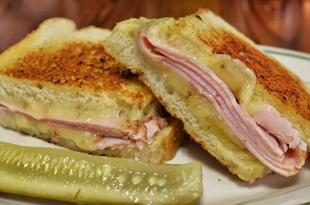 Những phiên bản bánh mì sandwich vòng quanh thế giới có thể khiến bạn phải ngỡ ngàng, có nơi còn cực kỳ khó ăn - Ảnh 5.