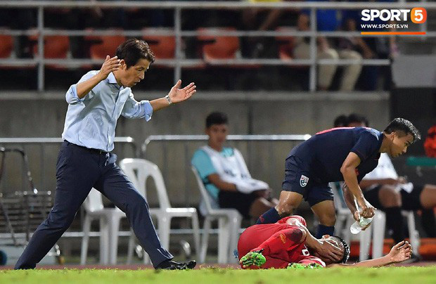 Góc lý giải: Luật nào khiến ông Park Hang-seo trở thành HLV đầu tiên của bóng đá Việt Nam phải nhận thẻ đỏ? - Ảnh 4.