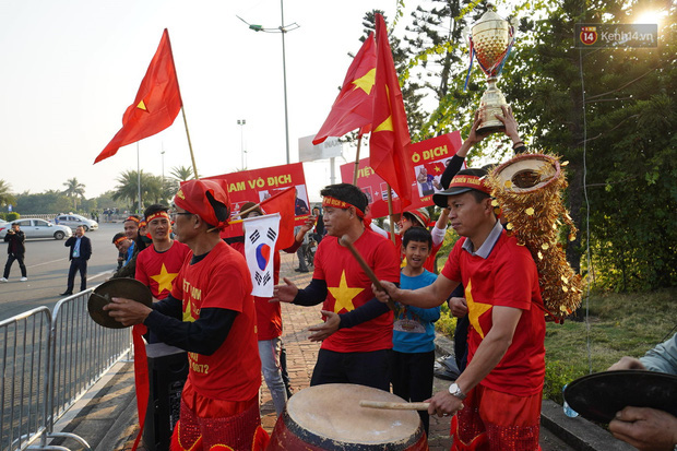 CĐV đổ dồn đi đón đoàn thể thao Việt Nam tham sự SEA Games trở về, đường vào sân bay Nội Bài ùn tắc - Ảnh 1.