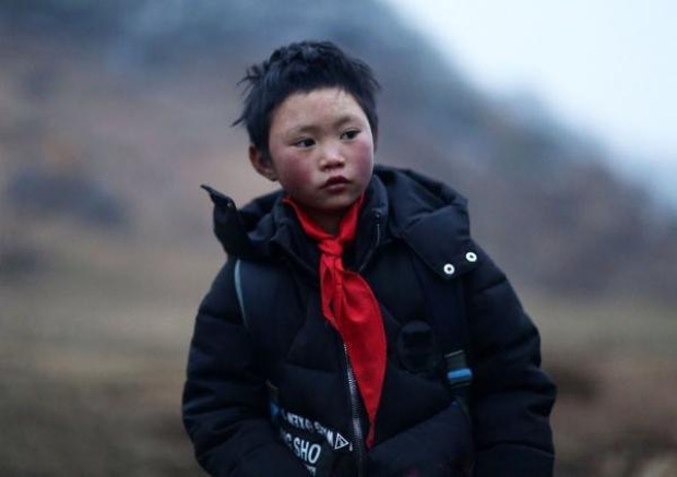 Cậu bé đi bộ 4,5 km đến trường dưới trời đông -8°C khiến đầu đóng băng ngày ấy: Gia cảnh giờ đã khác nhưng lại gây tranh cãi - Ảnh 3.