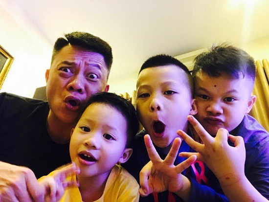 MC Quang Minh “Chúng tôi là chiến sĩ”: Trên sóng truyền hình thì tếu táo nhưng ở nhà lại là ông bố vừa nghiêm khắc vừa ngọt ngào - Ảnh 2.