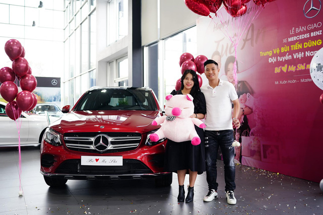 Dàn sao bóng đá nam Việt Nam đua nhau mua ô tô bạc tỷ tặng người thân - Ảnh 1.