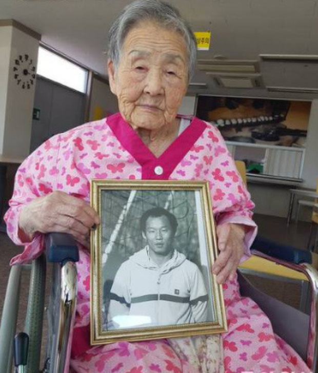 HLV Park Hang-seo bật khóc khi về thăm mẹ già 97 tuổi khiến các tuyển thủ U23 Việt Nam lặng người - Ảnh 6.