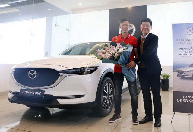Dàn sao bóng đá nam Việt Nam đua nhau mua ô tô bạc tỷ tặng người thân - Ảnh 5.