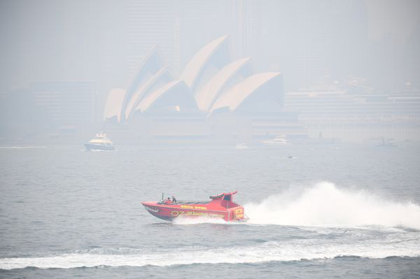 Cái giá phải trả cho biến đổi khí hậu: Đến Sydney cũng mờ mịt khói mù, không còn bầu trời trong xanh hấp dẫn du khách - Ảnh 1.