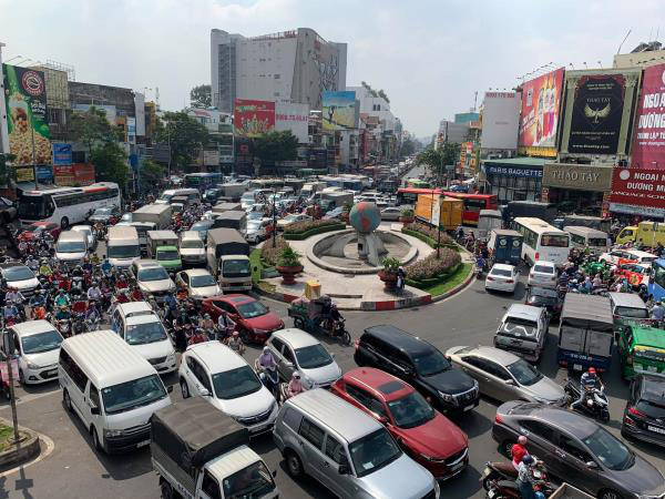 Cửa ngõ Tân Sơn Nhất ùn tắc vì giải đua xe đạp, nhiều người trễ chuyến bay - Ảnh 3.