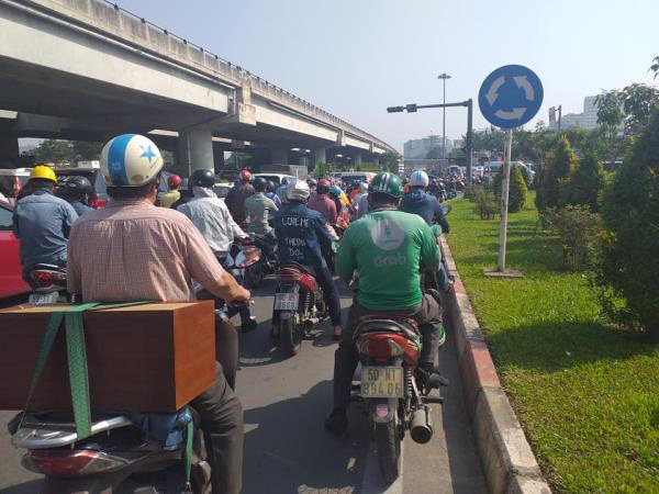 Cửa ngõ Tân Sơn Nhất ùn tắc vì giải đua xe đạp, nhiều người trễ chuyến bay - Ảnh 5.
