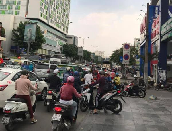 Cửa ngõ Tân Sơn Nhất ùn tắc vì giải đua xe đạp, nhiều người trễ chuyến bay - Ảnh 6.