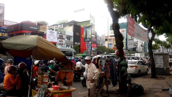 Cửa ngõ Tân Sơn Nhất ùn tắc vì giải đua xe đạp, nhiều người trễ chuyến bay - Ảnh 7.