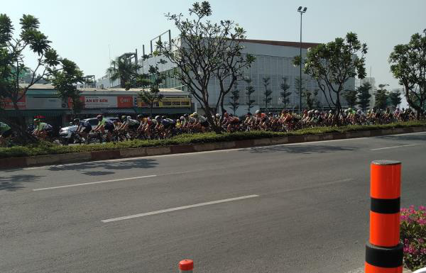 Cửa ngõ Tân Sơn Nhất ùn tắc vì giải đua xe đạp, nhiều người trễ chuyến bay - Ảnh 9.